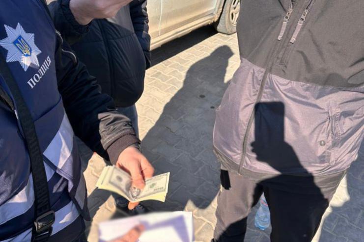 2000 доларів за «безперешкодний» виїзд: жителя Одеси підозрюють у спробі підкупити прикордонника