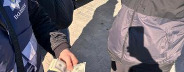 2000 доларів за «безперешкодний» виїзд: жителя Одеси підозрюють у спробі підкупити прикордонника
