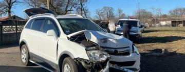 На Одещині п’яний водій врізався у паркан: постраждали дві пасажирки