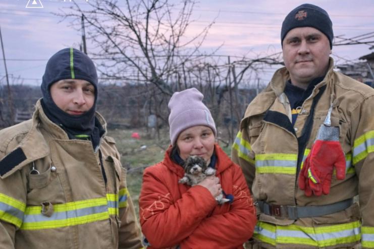 На Одещині рятувальники витягли з пастки маленьке цуценя