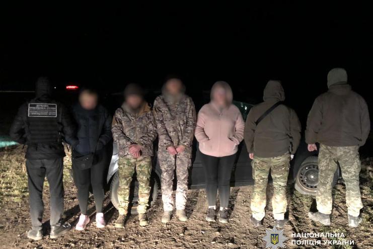 На Одещині жінка перевозила чоловіків за кордон під виглядом військових