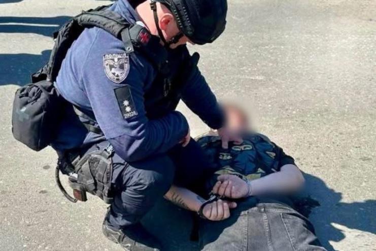 Стрілянина та вибух в Одесі: поліція затримала озброєного чоловіка