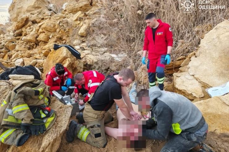 Трагедія в Південному: чоловік загинув після падіння з обриву