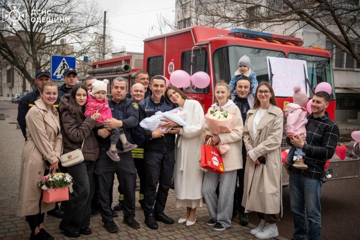 Одеський рятувальник оригінально зустрів дружину з пологового