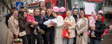 Одеський рятувальник оригінально зустрів дружину з пологового