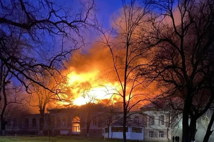Масштабна пожежа у Бессарабському: горить будівля старої школи