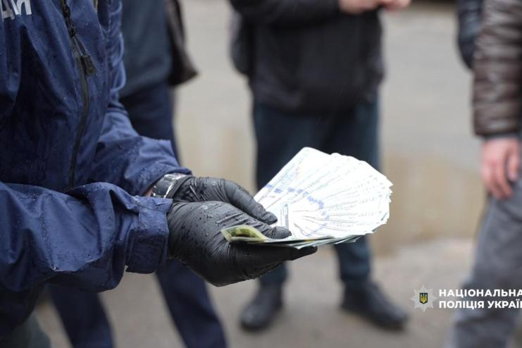 10 тисяч доларів за «вирішення питання»: на Одещині викрили військовослужбовця у зловживанні впливом