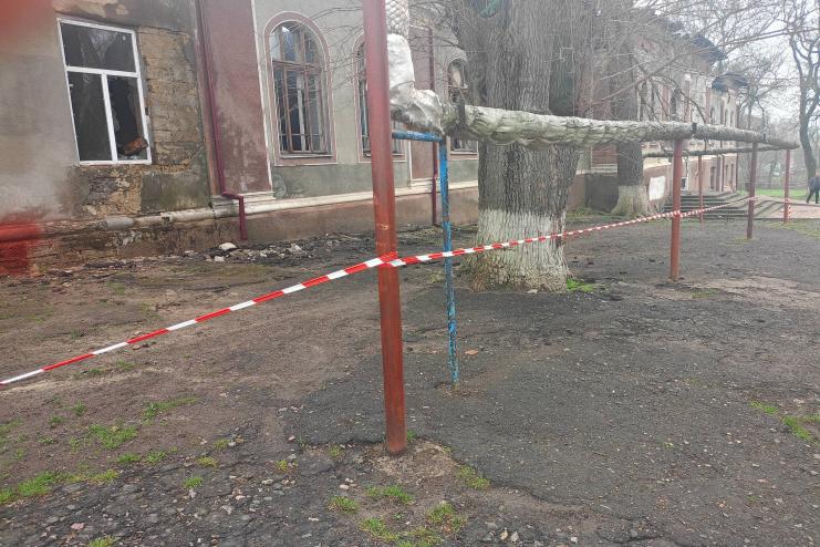 Після пожежі в Бессарабському ліцеї адміністрація закликає не наближатися до місця згарища