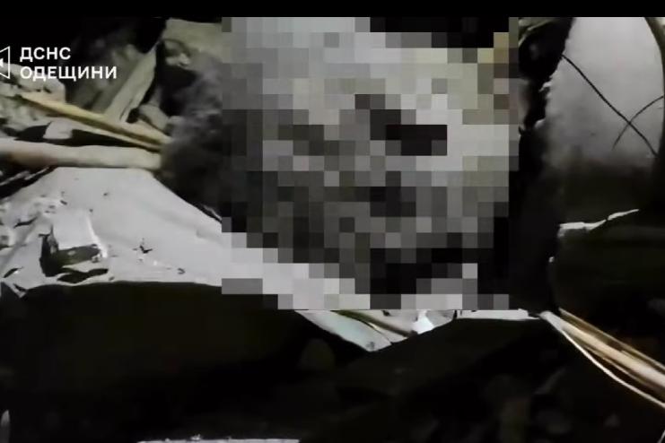 У Білгороді-Дністровському обвалився дах житлового будинку: під завалами опинилися люди