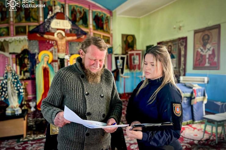 Напередодні Великодня офіцери-рятувальники Одеської області дбають про безпеку у культових спорудах