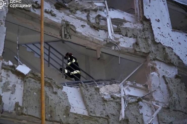 Наслідки ворожої атаки в Одесі: пошкоджено автосалон, ринок і житлові будинки