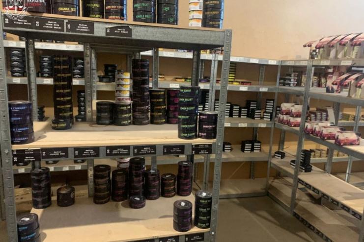 В Одесі викрили підпільне виробництво кальянного тютюну: справу п’ятьох осіб передали до суду