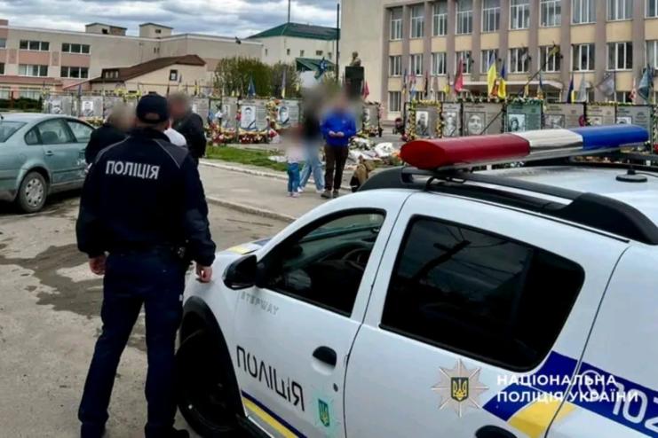 В Балті водій не впорався з керуванням та пошкодив Алею Слави