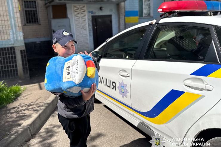 Одеські поліцейські підтримують 9-річного Семена, який втратив маму та дім через ворожу атаку