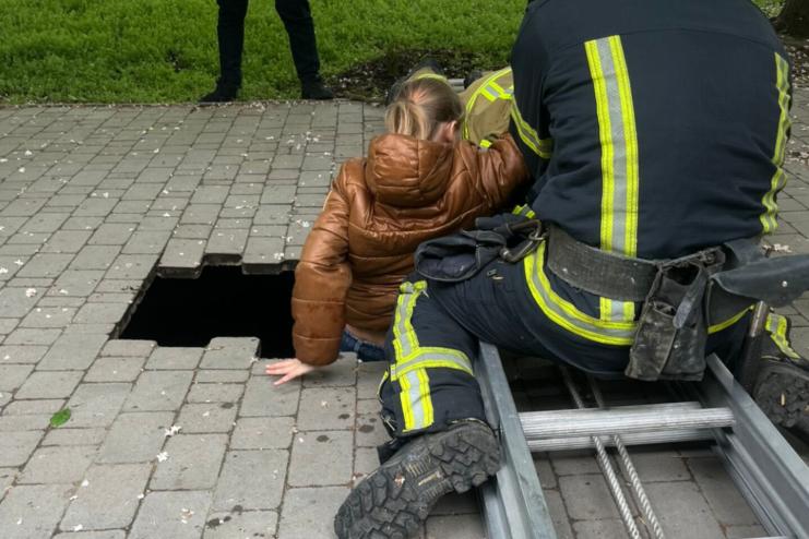 Небезпечний тротуар: в Одесі школярка впала у чотириметровий провал