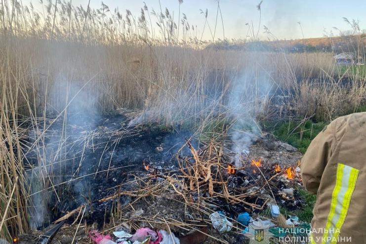 Правоохоронці закликають жителів Одещини не спалювати суху траву та сміття