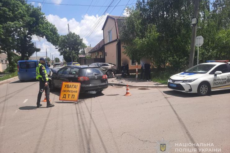 В Ізмаїлі внаслідок ДТП травмувалися троє дітей: автівку після зіткнення відкинуло на тротуар