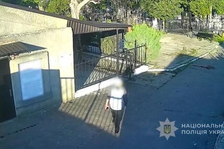 Поліцейські встановили та розшукали зловмисника, який пошкодив надмогильні хрести на одному з кладовищ в Одесі