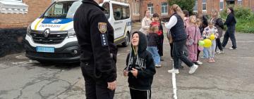 Поліцейські Одещини знайомлять дітей зі своєю професією під час літніх канікул