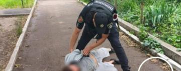 В Одесі на дитячому майданчику затримали чоловіка, який погрожував людям ножем