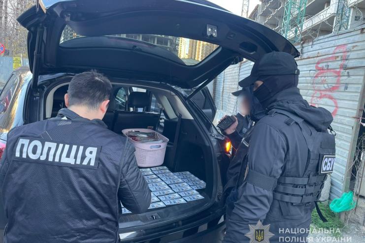 «Безпечна» служба та зняття з розшуку за $5000: в Одесі на хабарі затримали 54-річну жінку