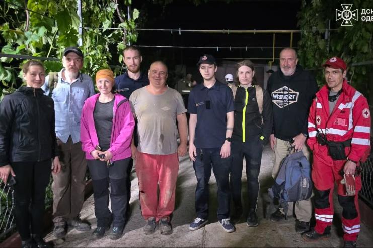 Дев'ять годин під землею: на Одещині завершили масштабну операцію з порятунку чоловіка, який заблукав у катакомбах