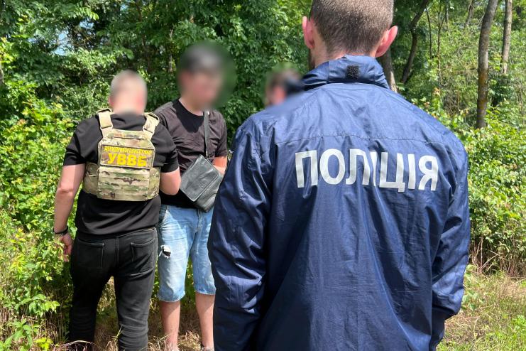За «печатку в паспорті» вимагав 20 тисяч доларів: на Одещині викрили організатора незаконного переправлення чоловіків за кордон