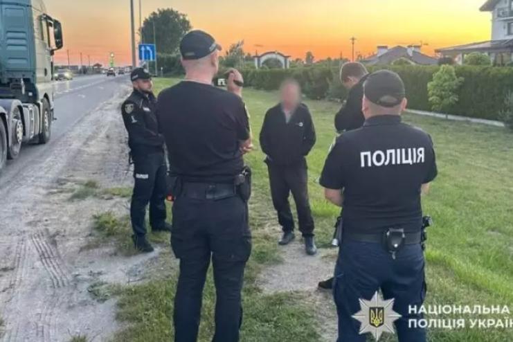 Поліцейські оперативно встановили та затримали водія-далекобійника з Одещини, який намагався зґвалтувати 13-річну дівчину