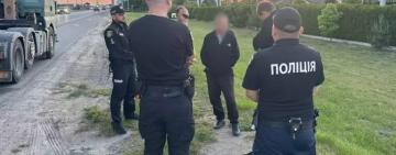 Поліцейські оперативно встановили та затримали водія-далекобійника з Одещини, який намагався зґвалтувати 13-річну дівчину