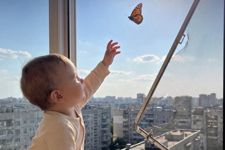 Природна дитяча допитливість може за лічені секунди перетворитися на трагедію: поліцейські нагадують, як уберегти дітей від падіння з вікон