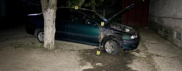 Через побутовий конфлікт син підпалив два автомобілі батька: поліцейські оперативно встановили зловмисника