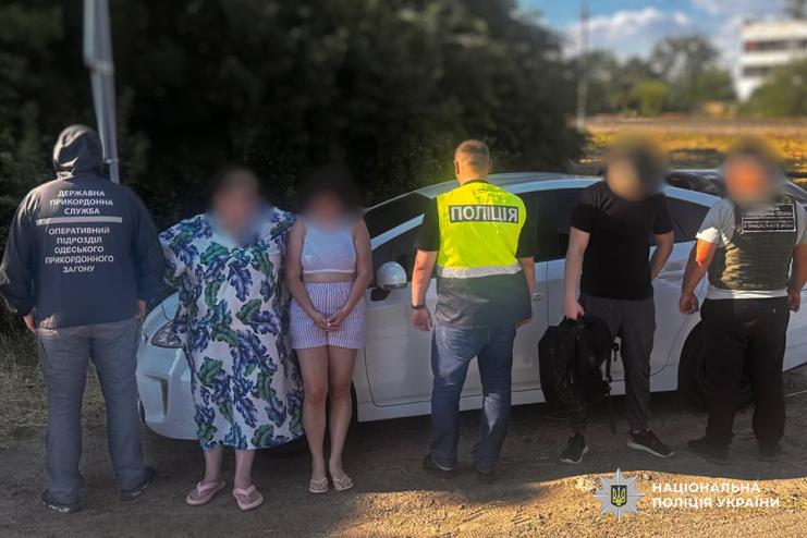 Одеситка намагалася вивезти призовника за кордон під купою подушок та іграшок