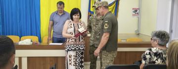 У Татарбунарах рідним загиблих захисників вручили державні та військові нагороди