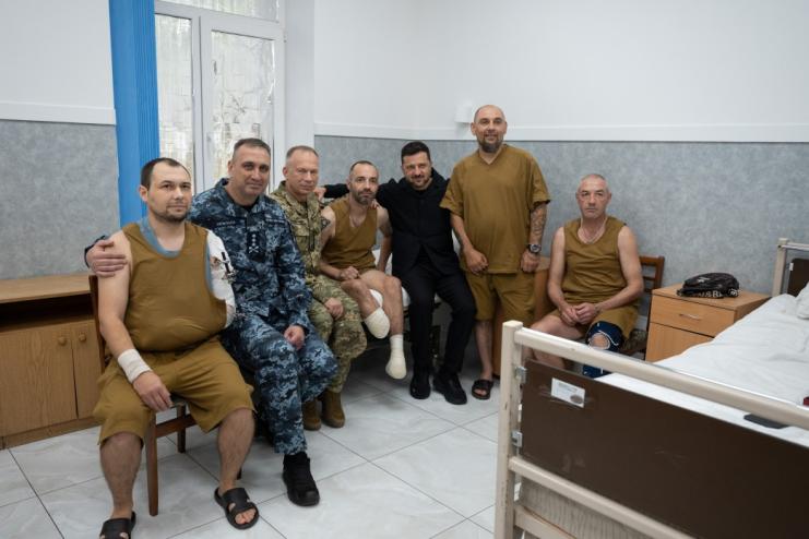 Президент в Одесі відвідав поранених захисників та нагородив бойових медиків