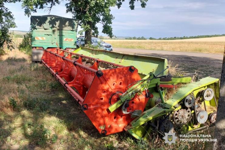 На Одещині представники агрофірми незаконно скосили чуже поле ячменю: поліція затримала організатора