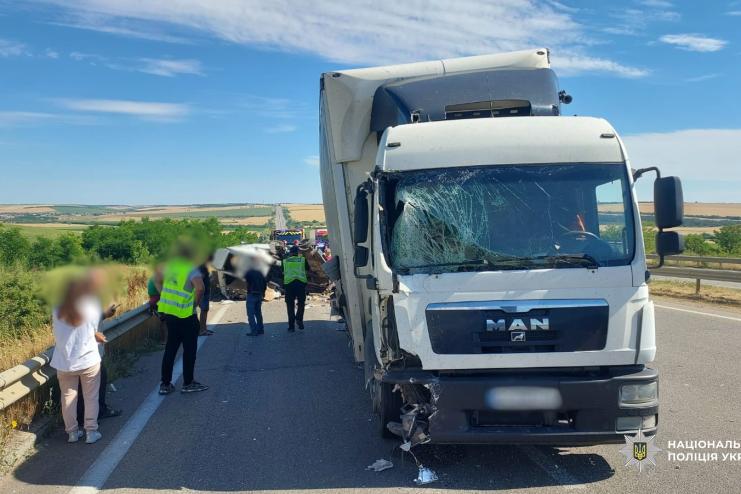 Поліція затримала водія вантажівки, який протаранив пасажирську маршрутку на трасі Київ-Одеса