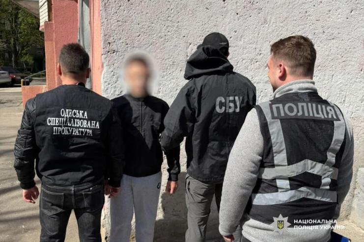 В Одесі поліція та СБУ викрили 50-річного містянина в оборудках з наркотиками, вибухівкою та боєприпасами