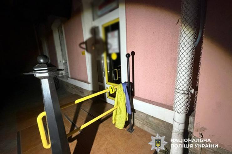 Зірвав прапор та топтався по ньому: в Одесі затримали молодика за наругу над державним символом