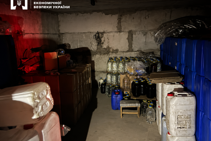 Суд в Одесі оштрафував організатора масштабного каналу збуту сурогатного алкоголю та цигарок