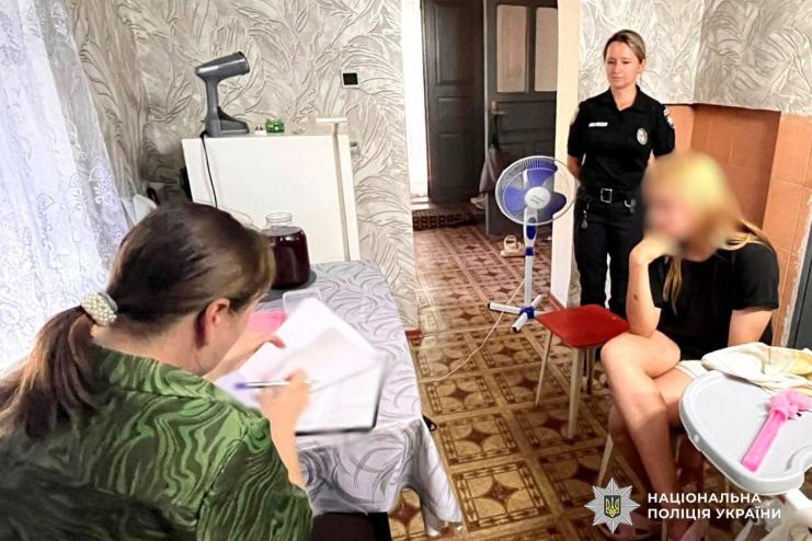 Поліцейські Одещини продовжують відвідувати родини з дітьми, які опинилися у складних життєвих обставинах