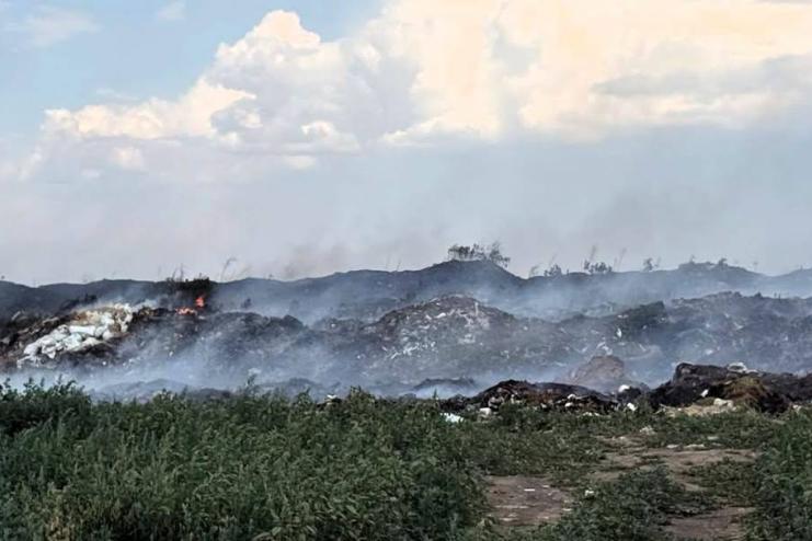 Поблизу села Плахтіївка горіло сміттєзвалище: вогонь перекинувся на дерева та поля навкруги