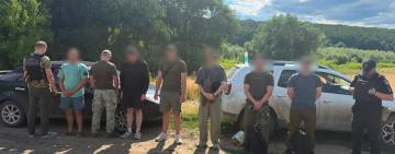 Поліцейські повідомили про підозру військовому, який сприяв незаконному переправленню чоловіків через державний кордон України та незаконно зберігав бойові припаси
