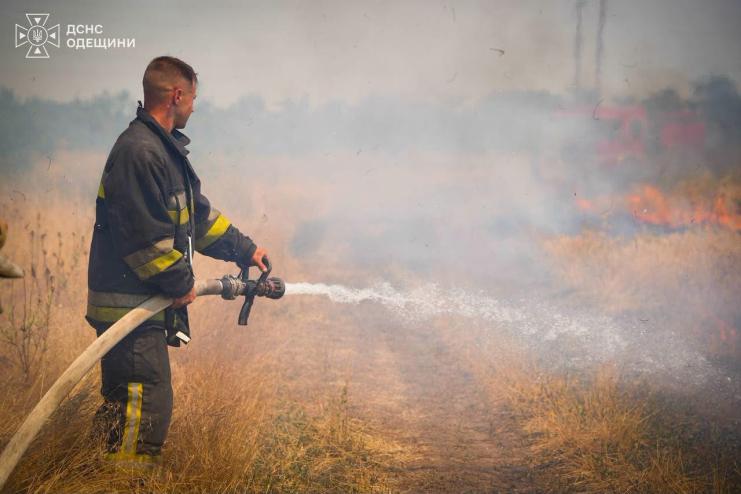 На Одещині четверту добу триває боротьба з масштабною пожежею на полях зрошення