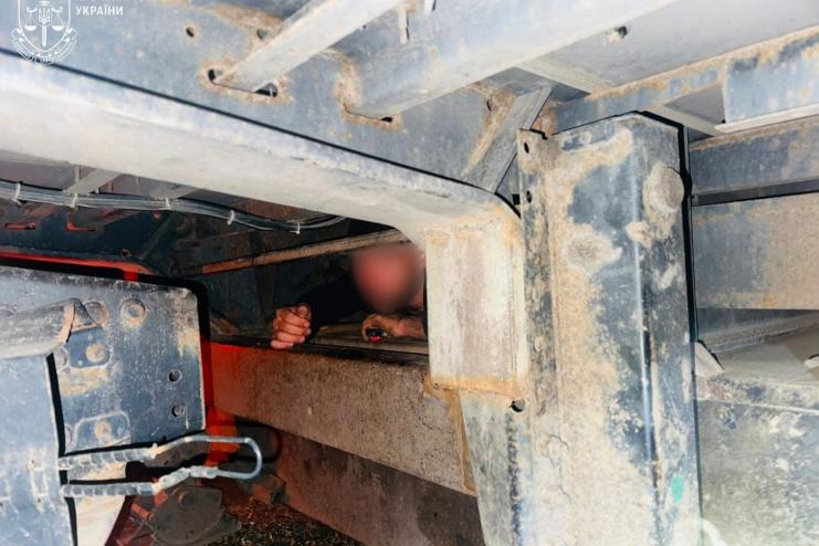 На Одещині затримали водія з Молдови, який намагався вивезти призовника у схованці вантажівки