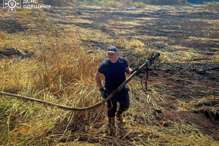 На Одещині триває ліквідація масштабної пожежі на полях зрошення
