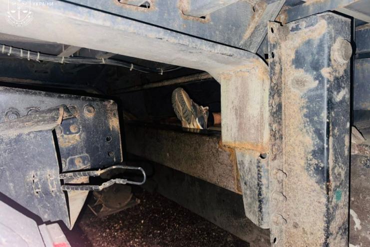 На Одещині викрили далекобійника з Молдови, який переправляв чоловіків за кордон