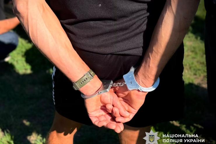 Одеські поліцейські затримали двох зловмисників, які скоїли розбійний напад на місцеве подружжя, видаючи себе за співробітників силової структури