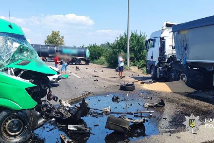Поблизу Усатового сталася смертельна ДТП за участю мікроавтобуса та двох вантажівок