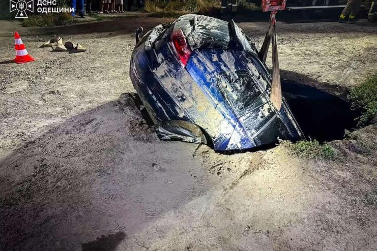 В Одесі автомобіль провалився під землю: рятувальники дістали його із затопленої ями