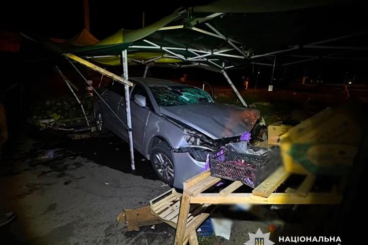 На Одещині автомобіль в’їхав у торгову палатку: загинув 20-річний чоловік